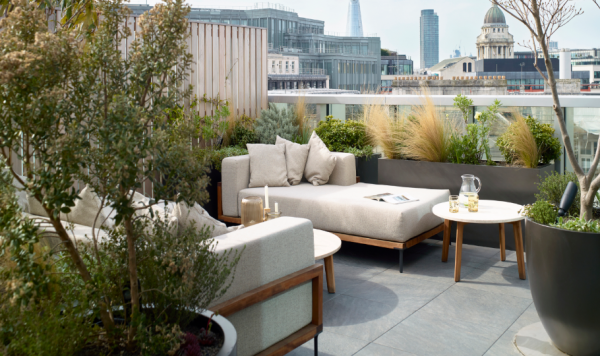 Taman urban dengan tanaman vertikal dan furnitur outdoor modern